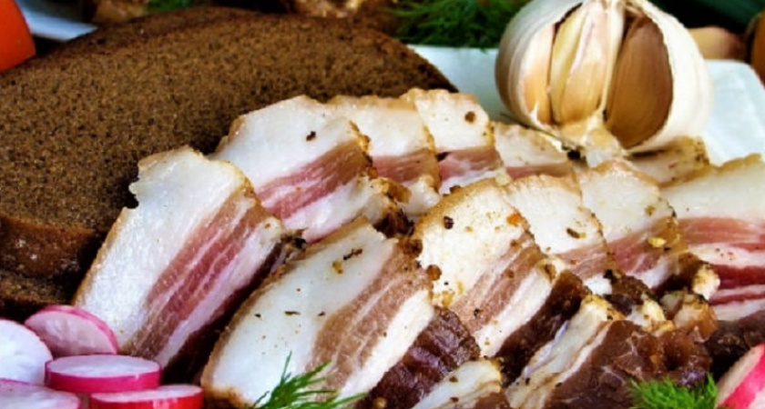 Домашнее сало в рассоле: достаем легкую закуску из холодильника