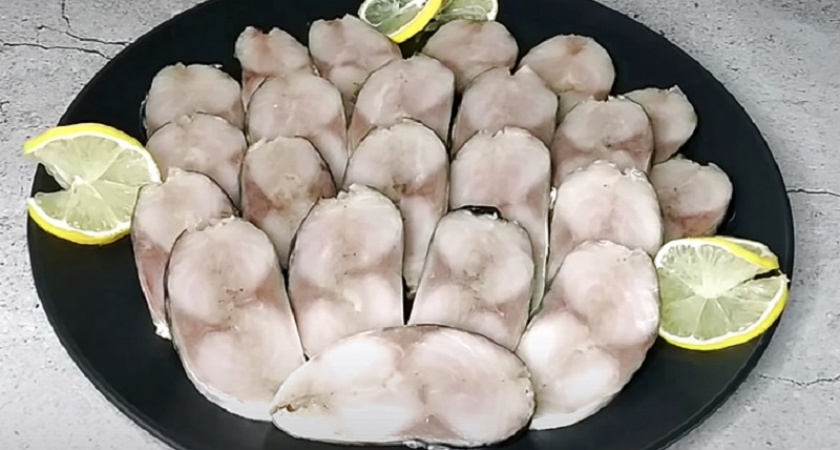 Готовим малосольную скумбрию с чесноком – закуска всегда под рукой
