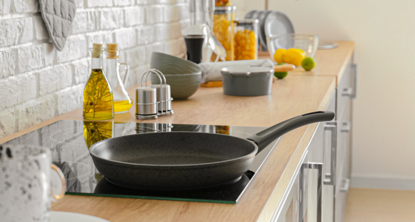 Чистим сковороду за 2 минуты без химии