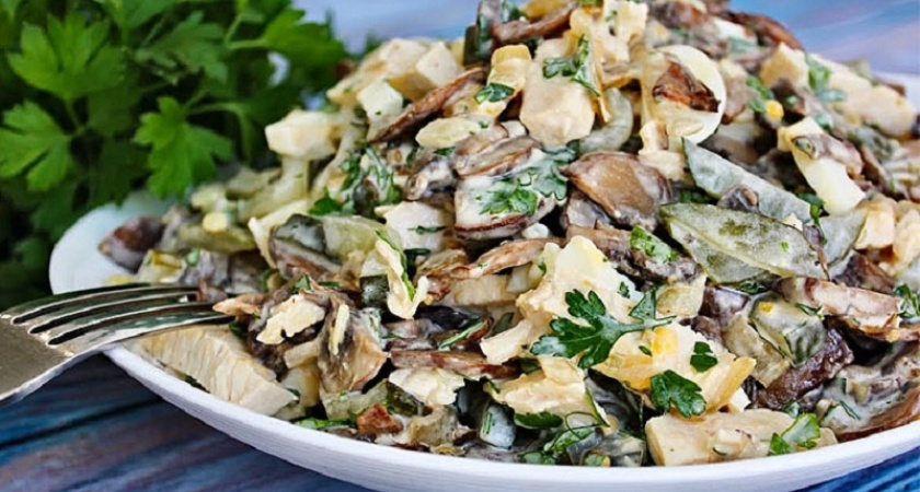 Осенний вальс: готовим салат с грибами и курицей