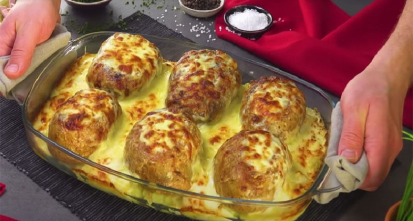 Запечённый картофель с начинкой: превращаем гарнир в самостоятельное блюдо