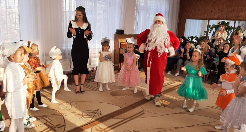 Немецкий папа вытирает слёзы на утреннике: просит повторить цену три раза