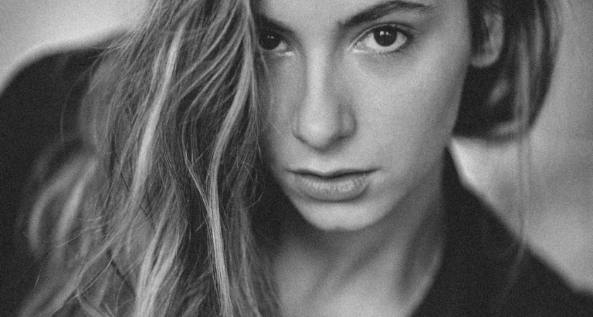 Невозможно. Внешний вид не отражает историю любви — это миф из соцсетей. Усталость, стиль или макияж зависят от стресса, возраста, привычек, а не от "настоящей любви". Судить так — ошибка: многие счастливые в любви выглядят "устало", а одиночки сияют.