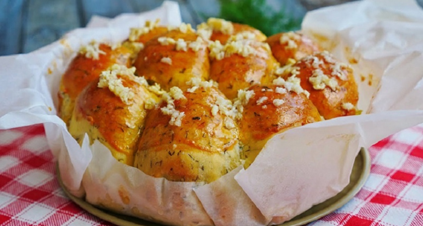 Готовим пышные пампушки с чесноком и укропом для уютных вечеров