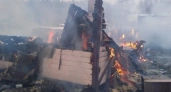 В Калужской области огонь уничтожил два дома и автомобиль